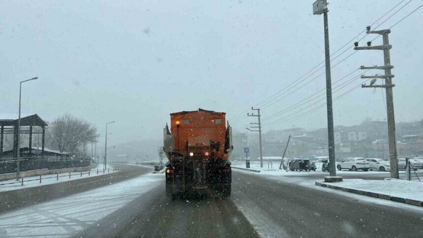 Siirt’te kar yağışı nedeniyle belediye ekipleri 7/24 çalışma yürütüyor.