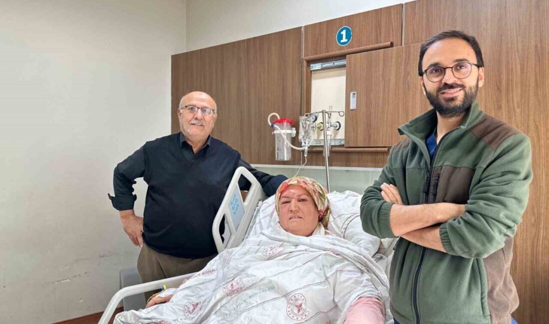 Siirt Eğitim ve Araştırma Hastanesi’nde Geçirilen Kafa Tabanı Ameliyatı ile Kadın Hasta Sağlığına Kavuştu Siirt Eğitim ve Araştırma Hastanesinde kafa tabanı ameliyatı olan 52