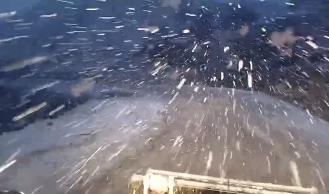 Siirt’in Pervari ilçesinde kar yağışı etkisini gösterdi, ekipler yol açma çalışmalarına hız verdi. Siirt'in Pervari ilçesinde yoğun kar yağışı, ulaşımı olumsuz etkilememesi için