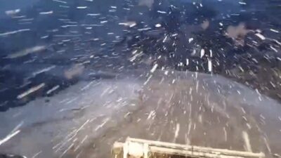 Siirt'in Pervari ilçesinde yoğun kar yağışı, ulaşımı olumsuz etkilememesi için