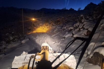 Pervari’de yoğun kar yağışı nedeniyle karayolu kapandı; hasta ve minibüs ekiplerce kurtarıldı.