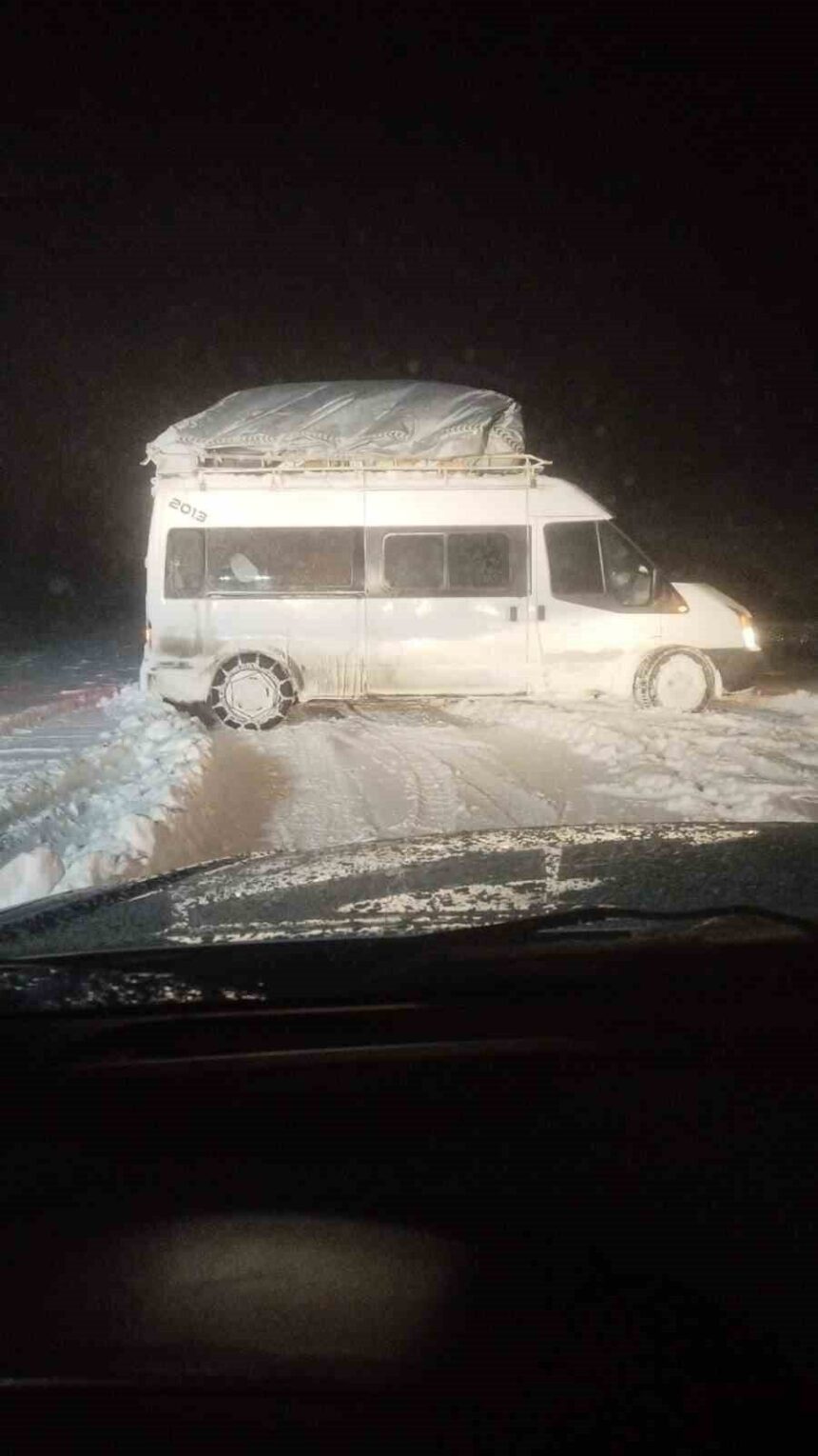 Pervari’de kar ve tipiden mahsur kalan 22 kişi, 3 saatlik kurtarma çalışmasıyla kurtarıldı.