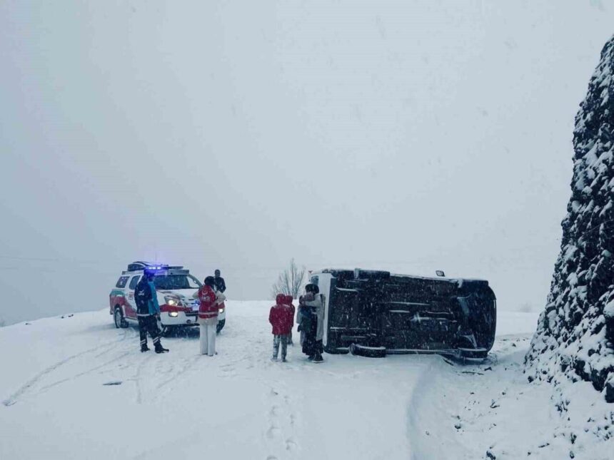 Baykan’da kar yağışı nedeniyle minibüs devrildi; 6 kişi yaralandı.