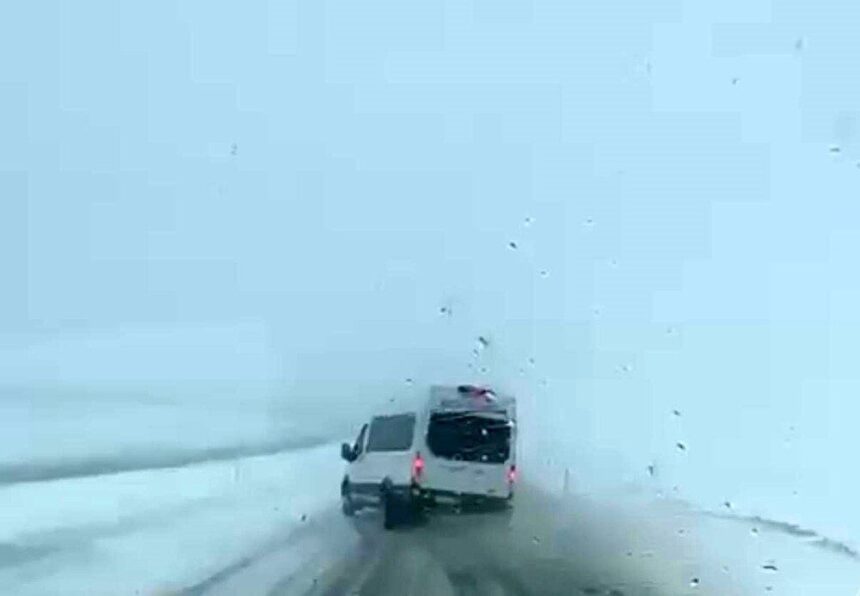 Kurtalan’da minibüsün buzlanma nedeniyle yaşadığı tehlikeli anlar kameraya yansıdı.