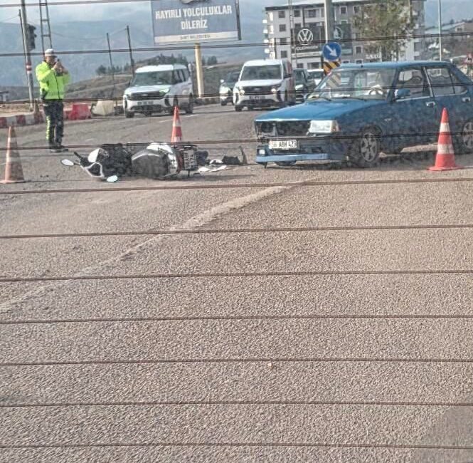 Siirt'te meydana gelen trafik kazasında bir otomobil ve motosiklet çarpıştı.