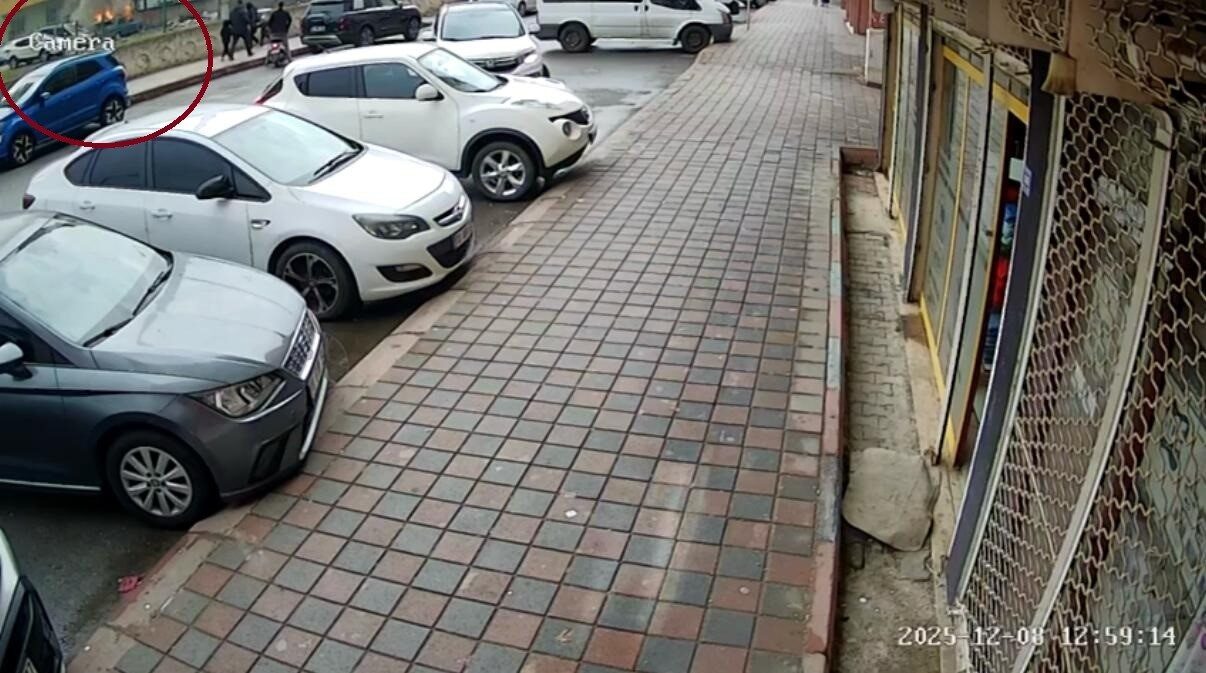 Siirt'in Kurtalan ilçesinde 8 Aralık'ta park halindeki bir otomobilin kundaklandığı