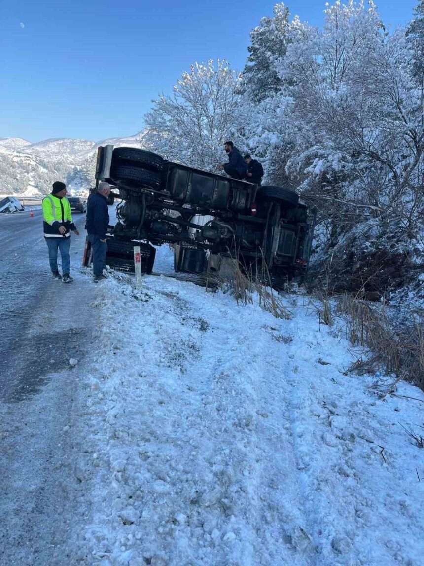 Baykan’da tır ve minibüsün devrildiği kazalarda 4 kişi yaralandı.