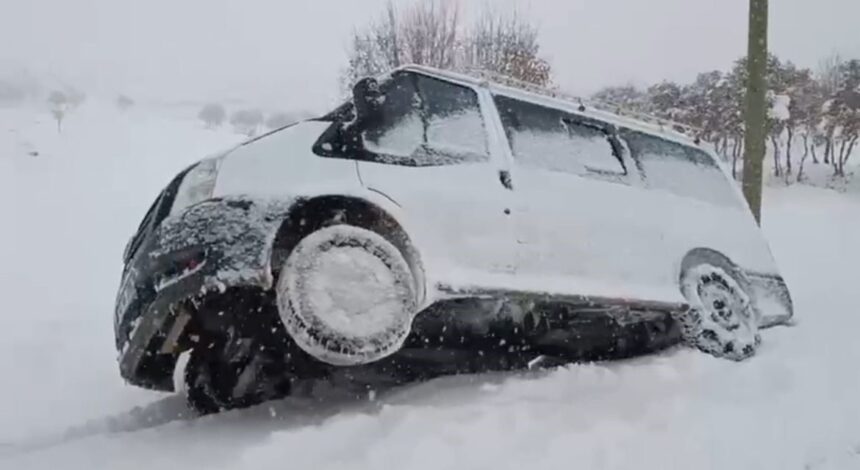 Siirt’in Eruh ilçesindeki Milan köyünde mahsur kalan araç ve Pervari Geçittepe’deki ambulans kurtarıldı.