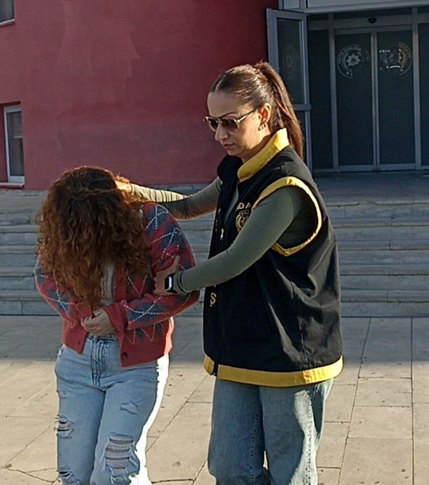 Adana'da 16 yıl hapis cezası bulunan 36 yaşındaki F.K., silahlı