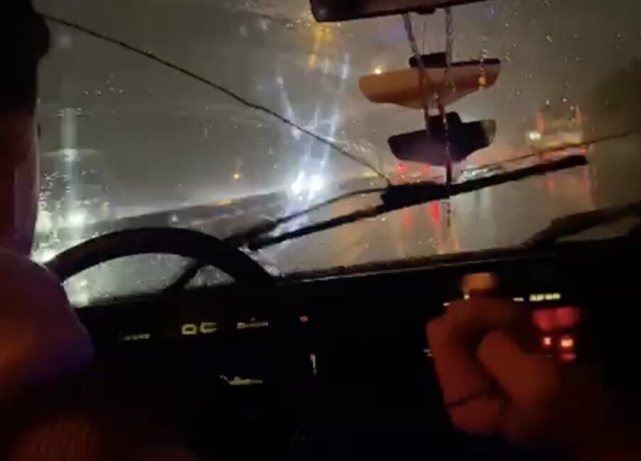 Gençler, Yağmurlu Yolda Arızalanan Silecekleri İp ile Çalıştırarak Yolculuğa Devam Etti Bartın'dan Tekirdağ’ın Kapaklı ilçesine seyahat eden Sezer U. ve arkadaşları,