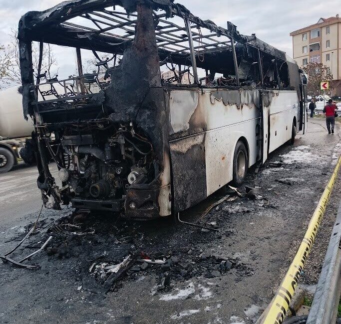 İstanbul Silivri'de seyir halindeki işçi servisinde bilinmeyen bir nedenle yangın