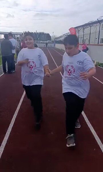 Silivri’de Okul Koşu Yarışmasında Özel Eğitim Öğrencisinden Örnek Davranış: Arkadaşının Elini Tutup Bitiş Çizgisini Geçti! İstanbul Silivri’de düzenlenen koşu yarışmasında özel eğitim öğrencisi Murat Ali