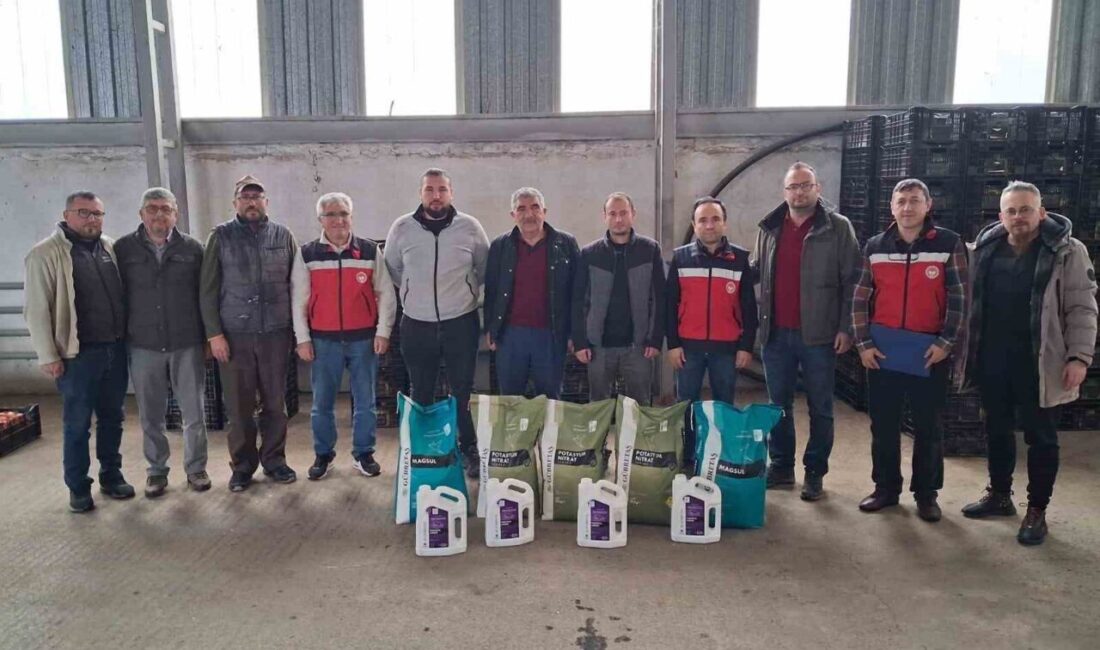 Kütahya'nın Simav ilçesinde, 11 sera üreticisine 2,5 ton gübre desteği