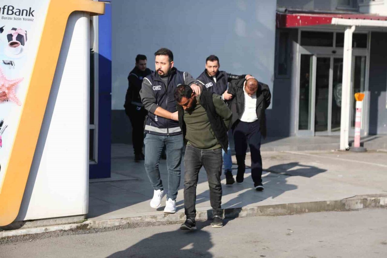 Adana’da düzenlenen operasyonda göçmen kaçakçılığı yapan derin şebeke çökertildi, 4 kişi tutuklandı
