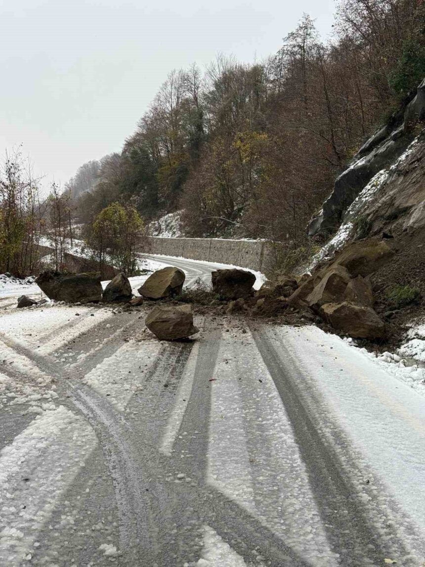 Sinop’un Türkeli ilçesinde grup yolunda heyelan meydana geldi, ulaşıma kısa süreli ara verildi.