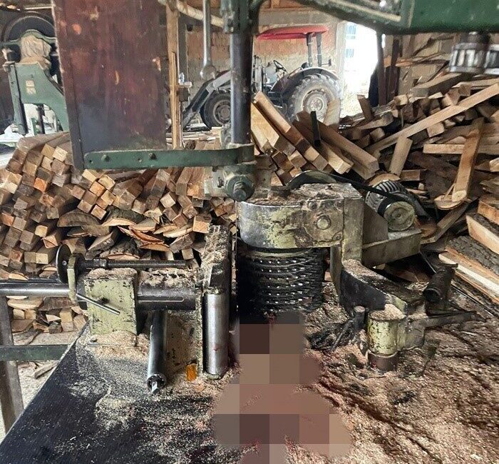 Boyabat’ta Hızar Makinesine Kolunu Kaptıran İşçi Ağır Yaralandı Sinop'un Boyabat ilçesindeki bir atölyede İbrahim Y. (58), hızla dönen