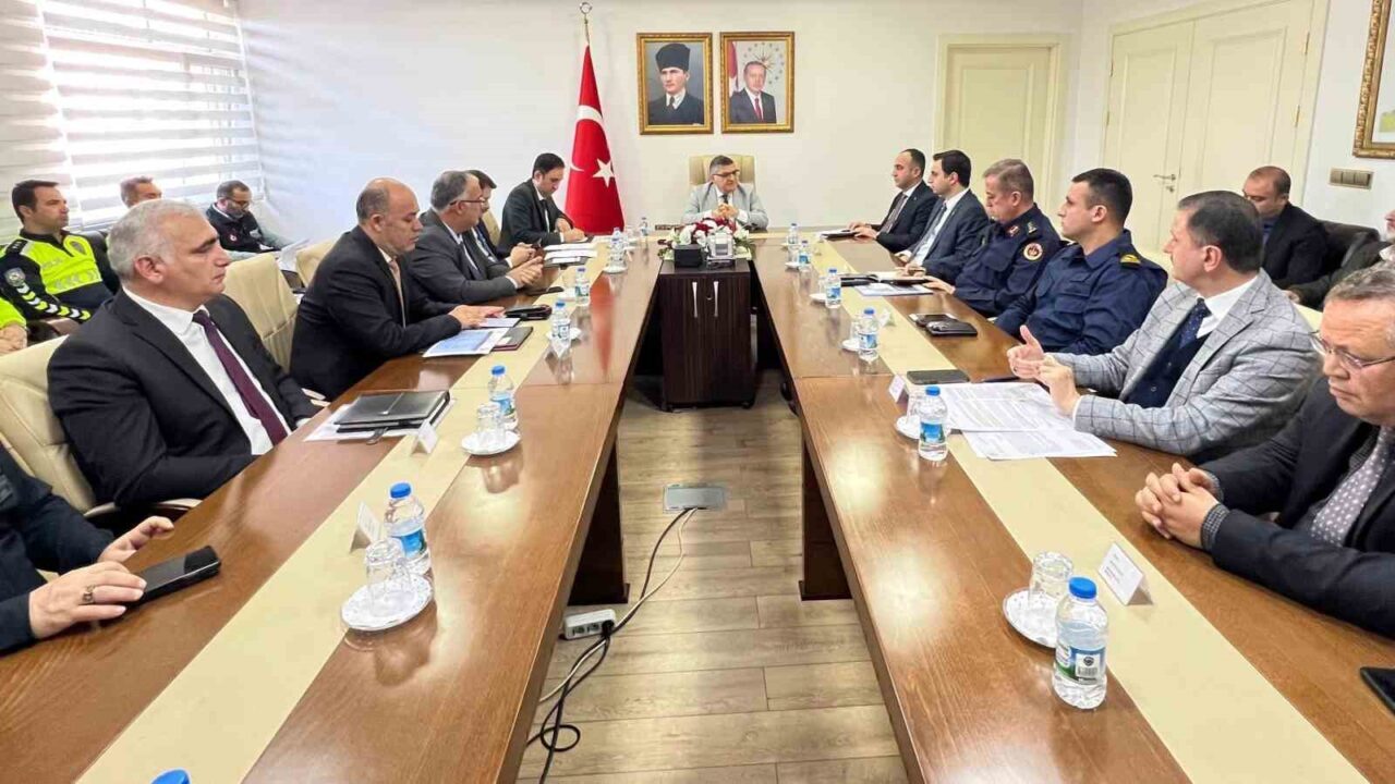 Sinop’ta kış mevsimi için trafik tedbirleri toplantısı gerçekleştirildi. Vali Mustafa