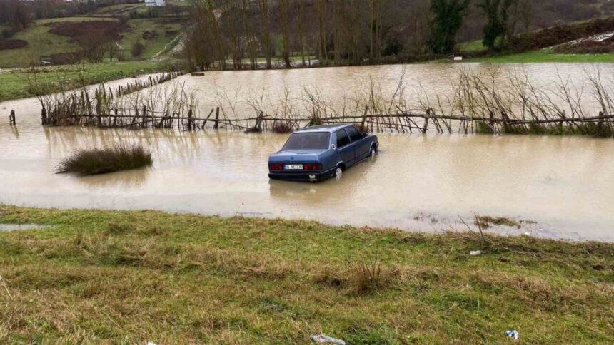Sinop’ta sağanak sonrası yolda biriken suya giren otomobil şarampole düştü.