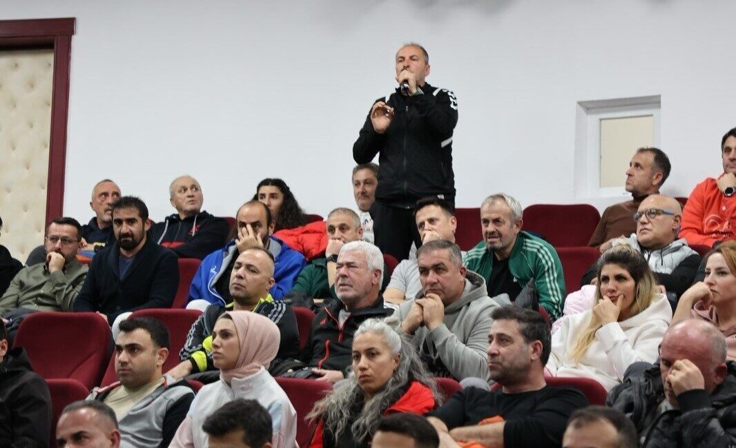 Vali Özarslan, Sinop’ta Lisanslı Sporcu Sayısının Yüzde 52 Artış Gösterdiğini Duyurdu Sinop'ta 2024-2025 eğitim-öğretim yılı okul sporları değerlendirme toplantısı, Vali Dr.