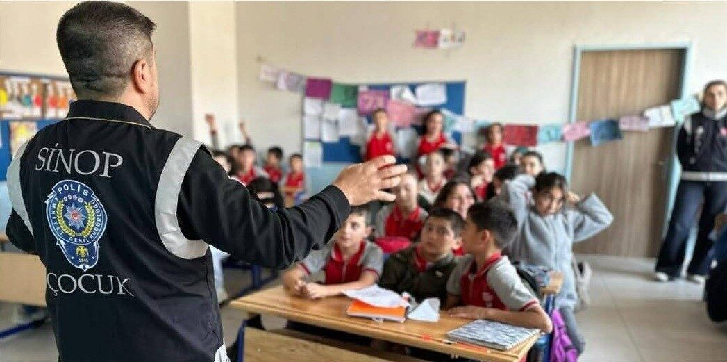 Sinop’ta Emniyet, Öğrencilere Güvenlik ve Akran Zorbalığı Hakkında Eğitim Verdi Sinop İl Emniyet Müdürlüğü, Çocuk Şube Müdürlüğü ekipleri, Boyabat ve