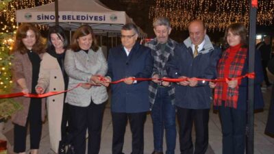 Sinop'ta yerel üreticiler için düzenlenen yılbaşı pazarı, Uğur Mumcu Meydanı'nda