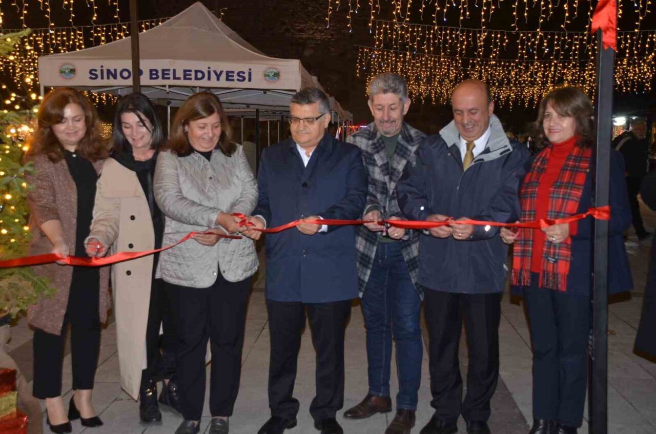 Sinop'ta yerel üreticiler için düzenlenen yılbaşı pazarı, Uğur Mumcu Meydanı'nda