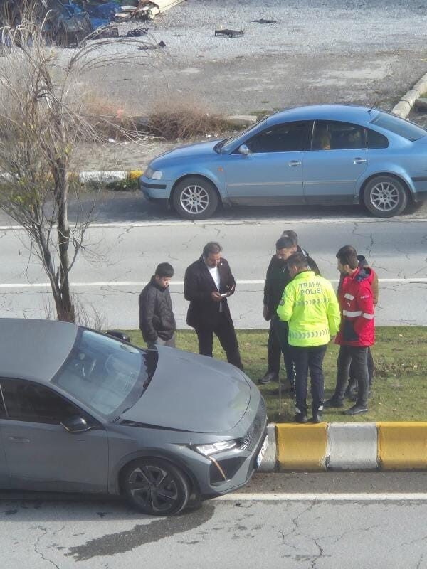 Sosyal medya fenomeni Mehmet Sur, Muş’ta yolun karşısına geçmeye çalışan