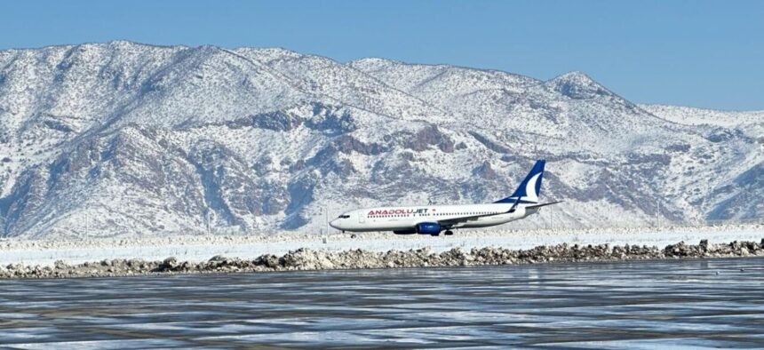 Şırnak Şerafettin Elçi Havalimanı, yoğun kar yağışının ardından yeniden uçuşlara açıldı.
