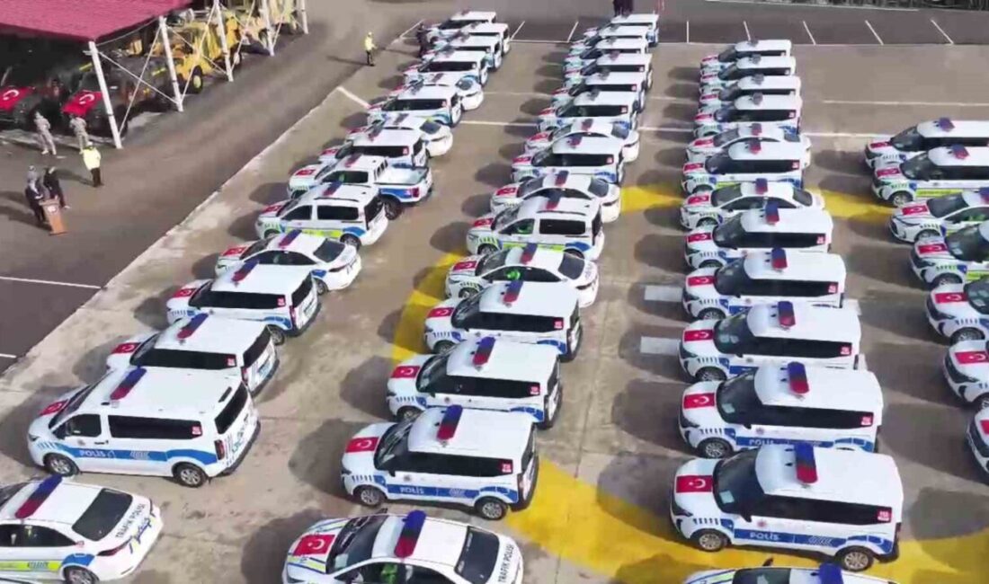 Şırnak’a Tahsis Edilen 189 Yeni Hizmet Aracı Güvenlik Töreniyle Teslim Edildi Şırnak'ta düzenlenen araç teslim töreninde, İçişleri Bakanlığı tarafından gönderilen 189