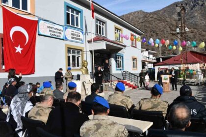 Şırnak’ta 26 Öğrenci “Mutluca Bir Köyün Hikayeleri” Kitabını Yazıp İmza Günü Düzenledi