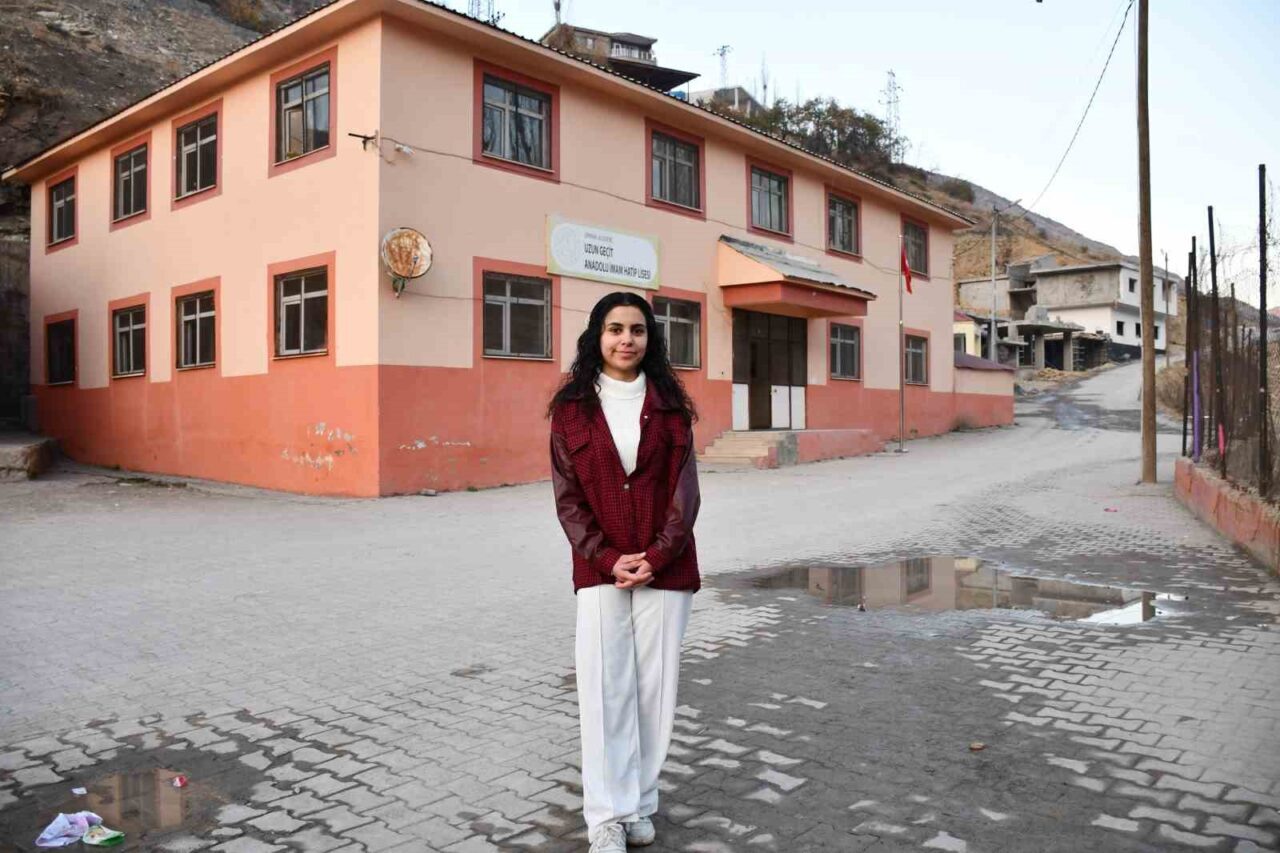 Şırnak'ın Uludere ilçesindeki Uzungeçit İmam Hatip Lisesi'nde öğretmen ve öğrenciler,