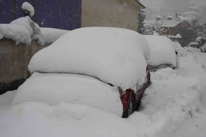 Şırnak’ta 3 gündür süren kar yağışı sonucu, kar kalınlığı 1 metreyi aştı. Araçlar kar altında kayboldu.