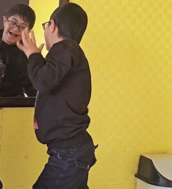 Şırnak’taki Rehabilitasyon Merkezinde Down Sendromlu Çocuğun Dans Performansı Göz Doldurdu Şırnak'taki özel rehabilitasyon merkezinde eğitim alan 8 yaşındaki Down sendromlu