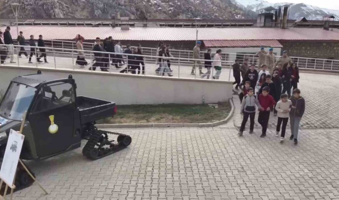 Beytüşşebap’taki Jandarma Alay Komutanlığında Öğrencilerle Sosyal Sorumluluk Projesi Gerçekleştirildi Şırnak'ın Beytüşşebap ilçesinde Jandarma Komando Alay Komutanlığı, sosyal sorumluluk projeleri