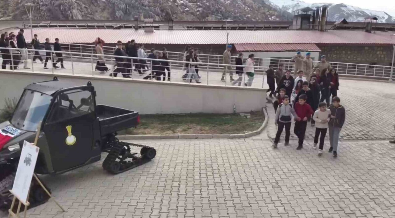 Beytüşşebap’taki Jandarma Alay Komutanlığında Öğrencilerle Sosyal Sorumluluk Projesi Gerçekleştirildi