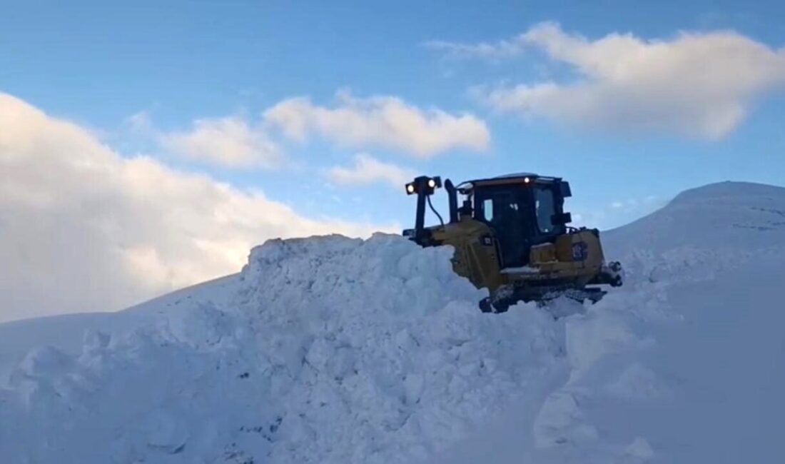 Şırnak’ın Beytüşşebap ilçesindeki Kato Dağı’ndaki yollar, kar nedeniyle kapanırken, Beytüşşebap