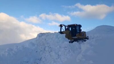 Şırnak’ın Beytüşşebap ilçesindeki Kato Dağı’ndaki yollar, kar nedeniyle kapanırken, Beytüşşebap