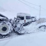 Şırnak’ta etkili kar yağışı sonrası yolda kalan araçlar için belediye ekipleri harekete geçti.