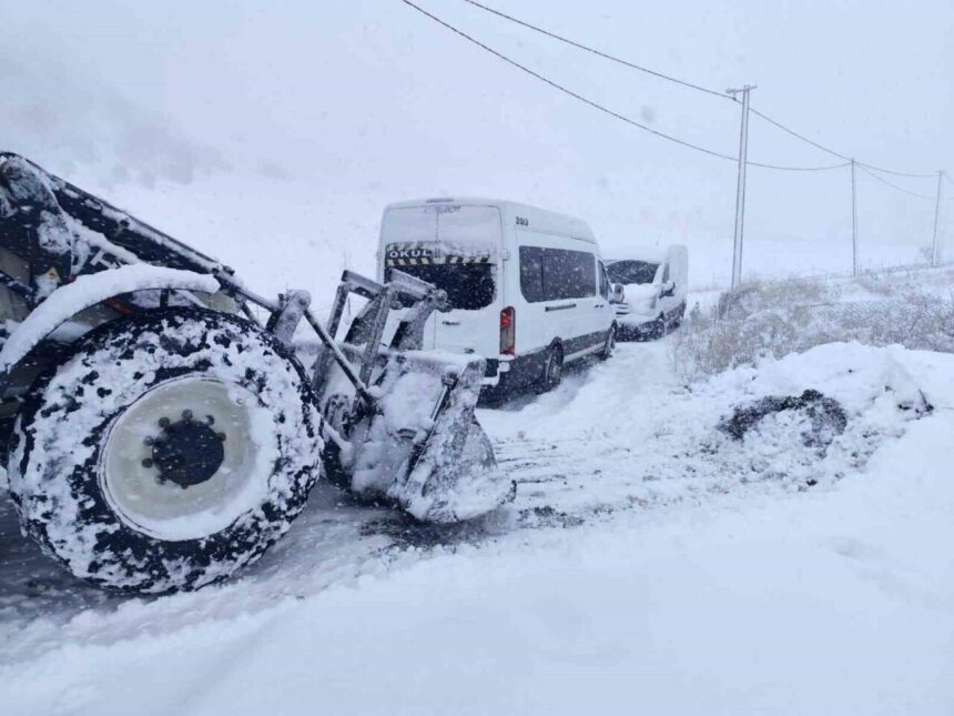 Şırnak’ta etkili kar yağışı sonrası yolda kalan araçlar için belediye ekipleri harekete geçti.