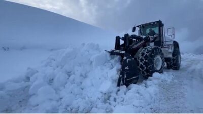 Şırnak'ta kışın etkisiyle kar kalınlığı 2 metreyi geçti. Beytüşşebap ilçesinde,