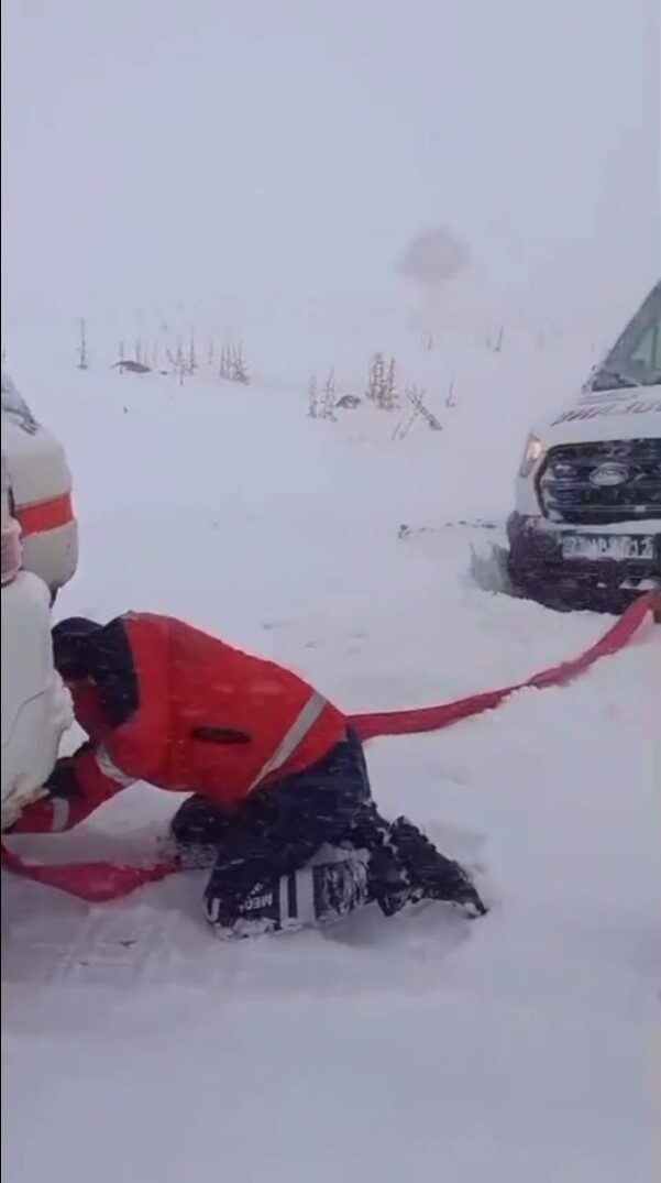 Şırnak’ta hastalanan 2 yaşındaki çocuk, UMKE ekiplerinin zorlu koşullardaki çabasıyla hastaneye ulaştırıldı.