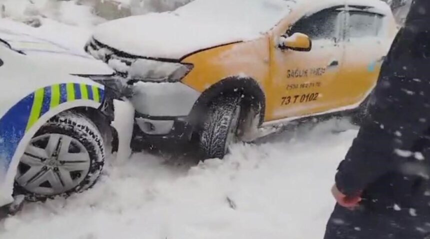 Şırnak merkezde yoğun kar ve buzlanma, günlük yaşamı olumsuz etkiledi; zincirleme trafik kazası yaşandı.