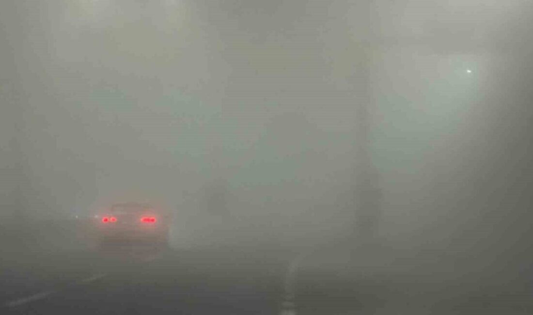 Adıyaman’da Yoğun Sis Nedeniyle Görüş Mesafesi 5 Metreye Düştü Adıyaman'da sabah saatlerinde etkili olan yoğun sis, kent merkezinde ve
