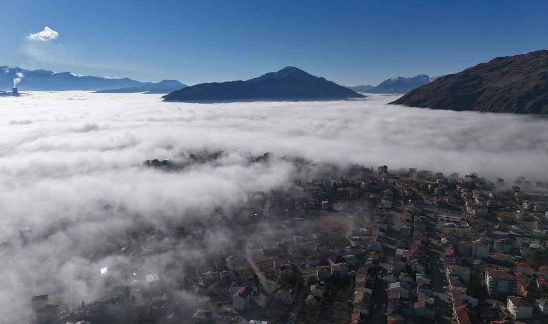 Adana'nın Tufanbeyli ilçesi, sabah saatlerinde yoğun sisin oluşturduğu muhteşem manzaralarla