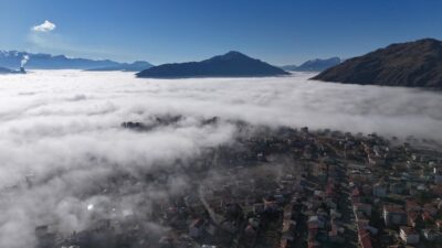 Adana'nın Tufanbeyli ilçesi, sabah saatlerinde yoğun sisin oluşturduğu muhteşem manzaralarla