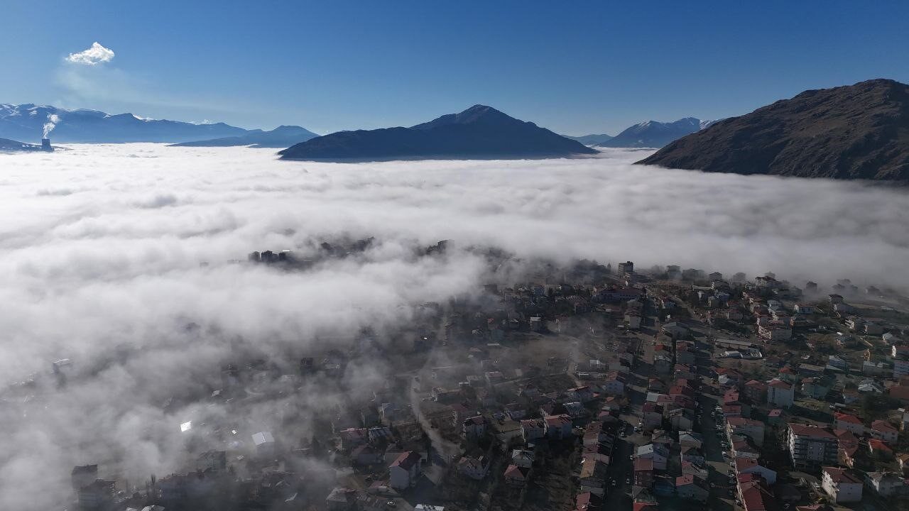 Adana'nın Tufanbeyli ilçesi, sabah saatlerinde yoğun sisin oluşturduğu muhteşem manzaralarla