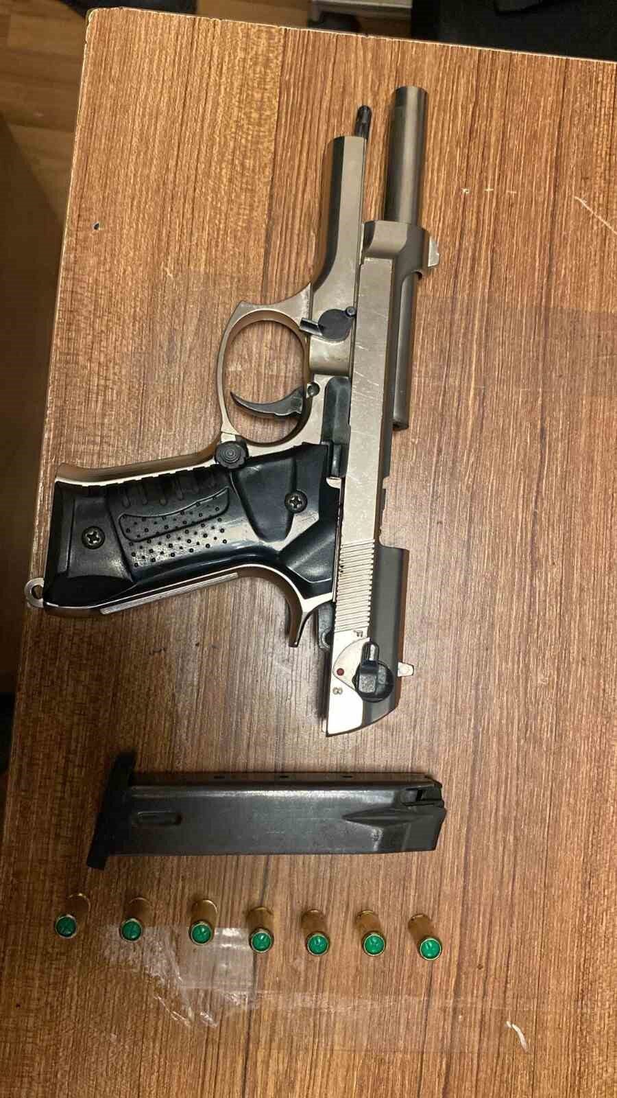 Şişli'deki bir İETT durağında havaya ateş açan M.K. (22) ve