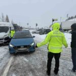 Sivas’ta kar yağışı nedeniyle 807 köy yolu ulaşıma kapandı, ekiplerin çalışmaları devam ediyor.