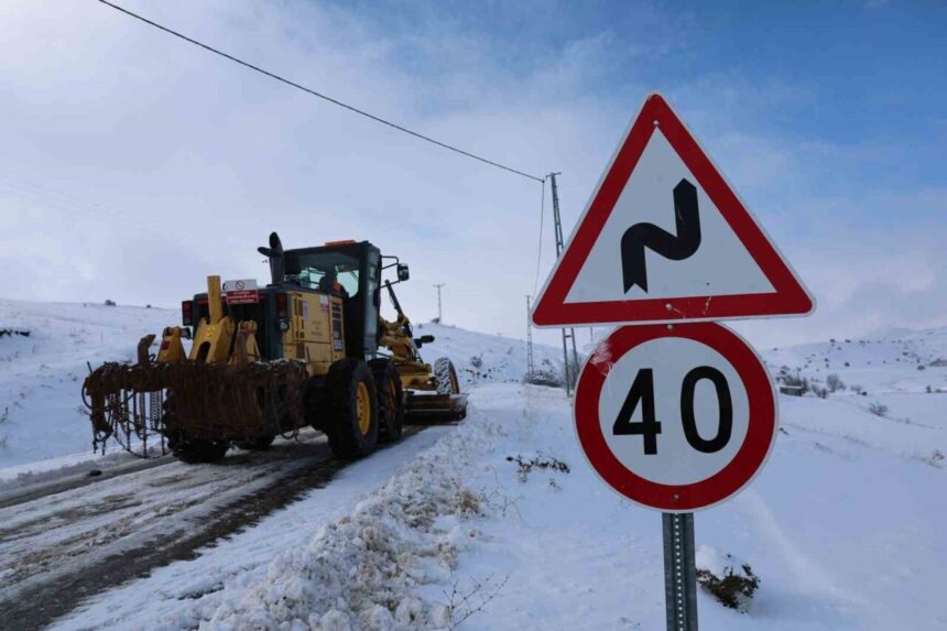 Sivas’ta kar yağışı sonrası ulaşımda aksamalar, köy yollarının açılmasıyla giderildi.