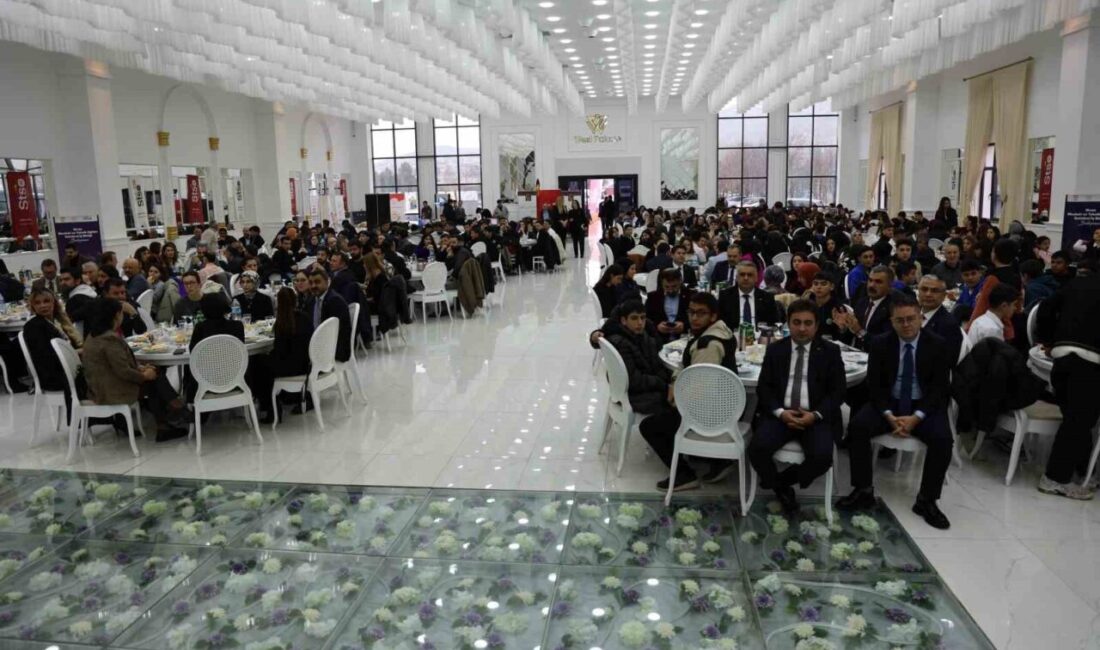 Sivas’ta Gençler ve İş Dünyası Buluştu: Bilgi ve Tecrübe Paylaşımı Gerçekleşti Sivas'ta düzenlenen 'Sivas Mesleki ve Teknik Eğitim Sektörel İş Birliği